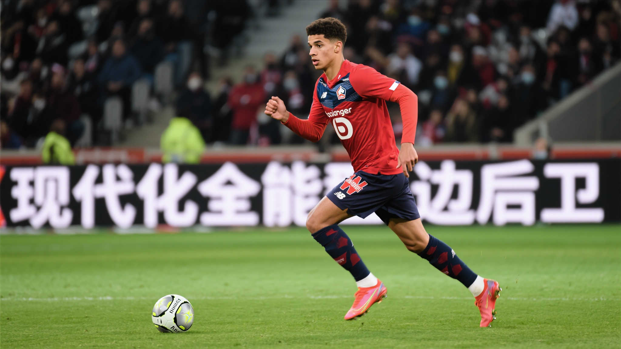 现年22岁的葡萄牙边后卫阿莱士·桑托斯，目前效力于